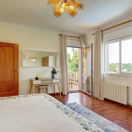 Roses With Swimming Pool & Mountain View