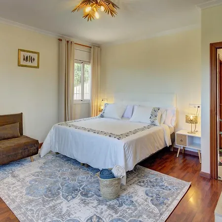 Roses With Swimming Pool & Mountain View *