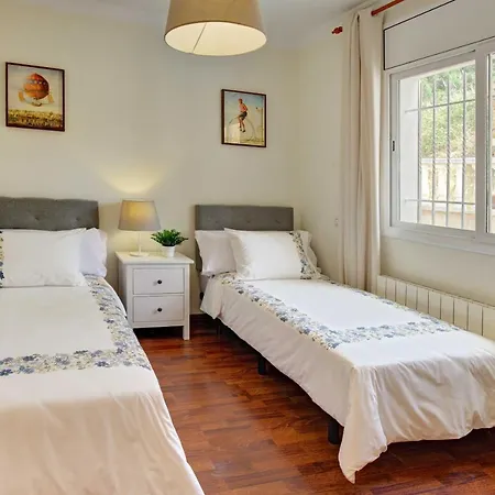 Villa Roses With Swimming Pool & Mountain View Only Familys Lloret de Mar