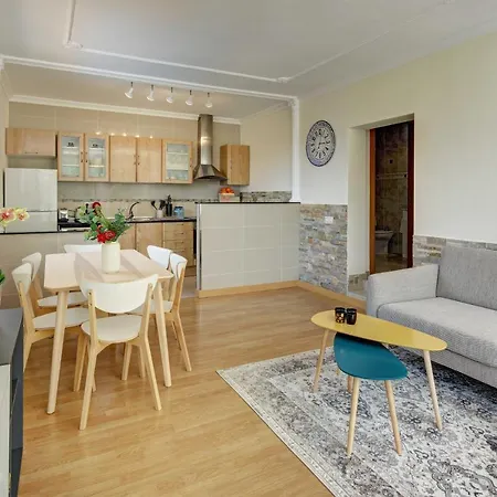 Roses With Swimming Pool & Mountain View * يوريت دي مار