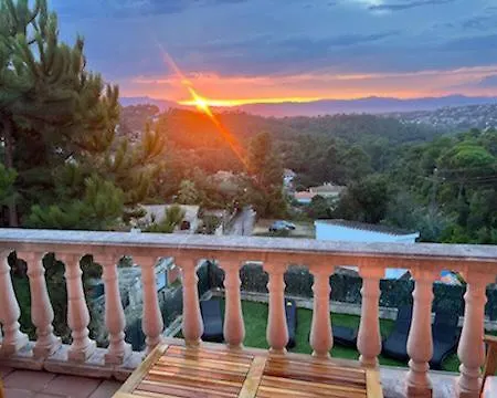 Roses With Swimming Pool & Mountain View