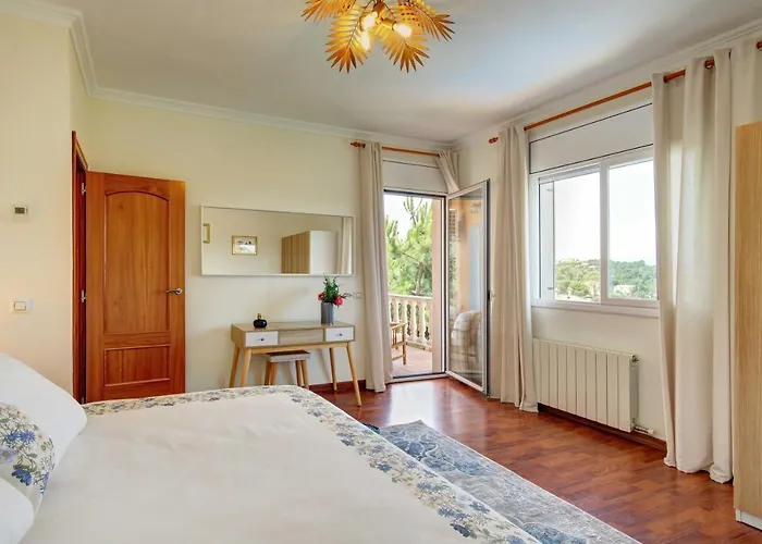 Roses With Swimming Pool & Mountain View