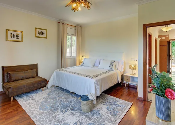 Roses With Swimming Pool & Mountain View *